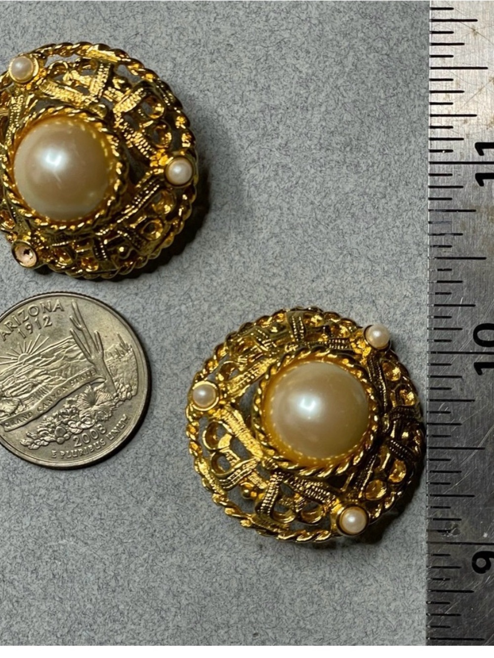 Vintage Gold tone Pearl-Accent domed heart basket weave clip on earrings - Picture 4 of 6